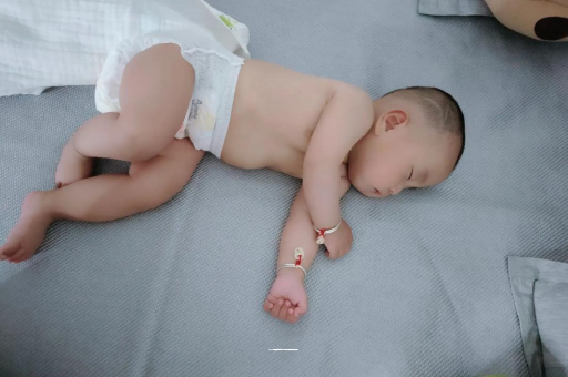 海门三个月宝宝抬头不稳